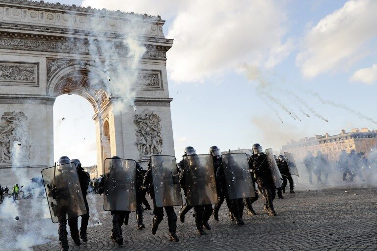 法国政府出新招应对“黄马甲”：部分街区禁止游行、巴黎警察总局