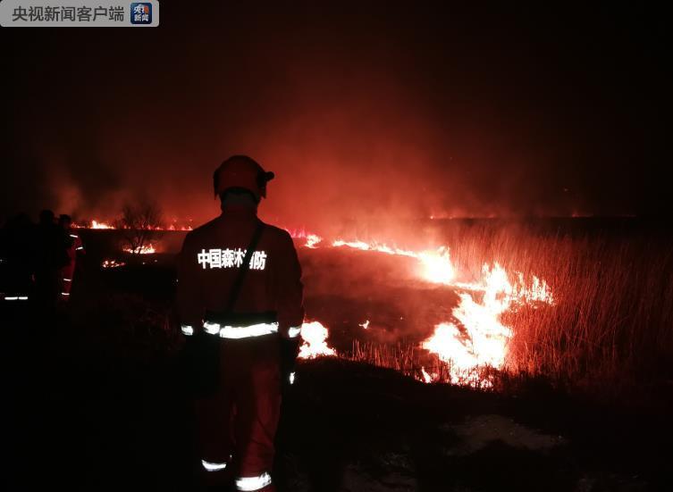 吉林珲春中俄边境发生森林火灾并向我国蔓延 消防正在扑救