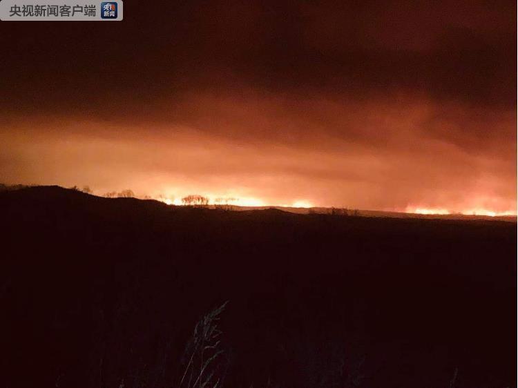 吉林珲春中俄边境发生森林火灾并向我国蔓延 消防正在扑救