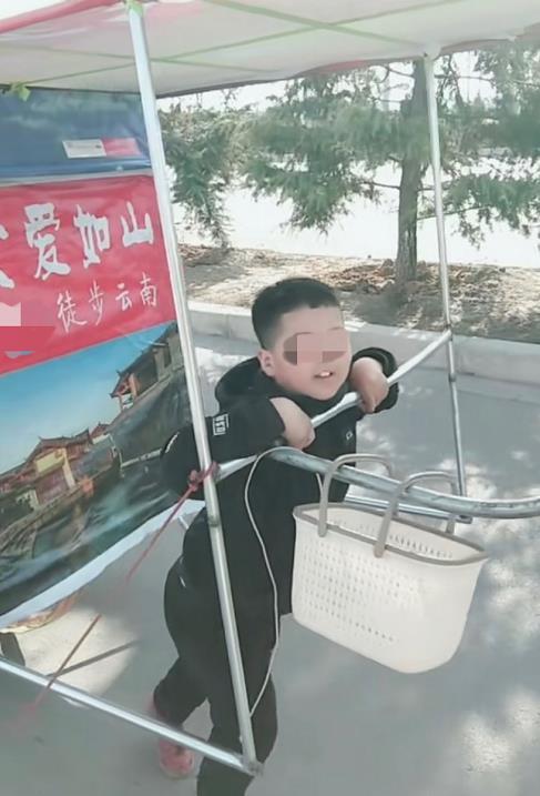 亲爹让12岁孩子休学直播徒步去云南：带孩子散心
