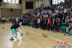 美国教练团队在深向近350位中国中小学篮