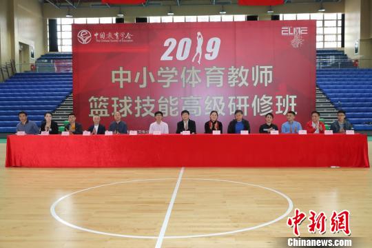 美国教练团队在深向近350位中国中小学篮球教师传授教法